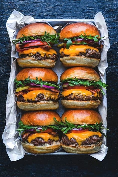 Fotografija stopljenega sira na burger polpetu.
