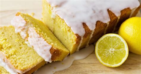 Limonin kolač z belo glazuro in rezinami limone