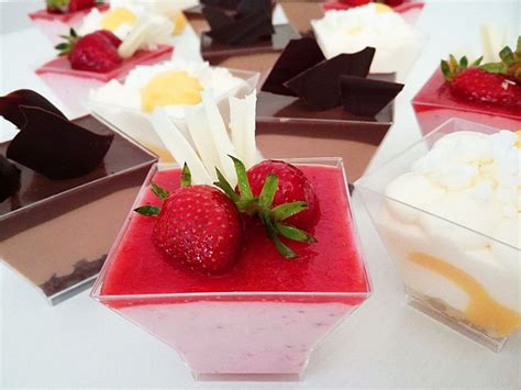 Čokoladni mousse v kozarcih, okrašen s sadjem