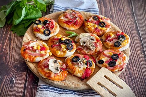Mini pizze z zabavnimi oblikami in nadevi