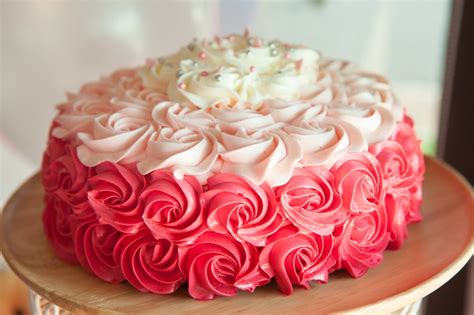 okraševanje torte z dresirno vrečko in smetano