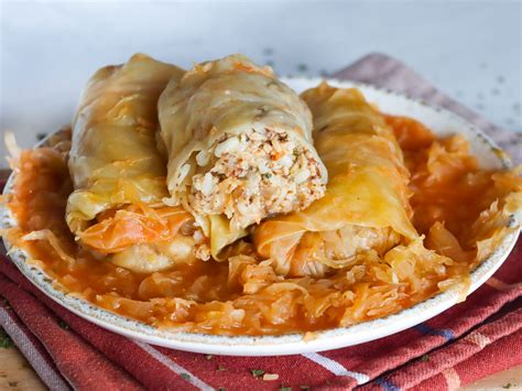 Ilustracija sveže zeljne glave in narezane slanine za pripravo sarme.