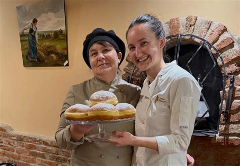 skupina prijateljev uživa v krofih med pustnim praznovanjem