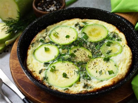 fotografija omlete z bučkami in panceto