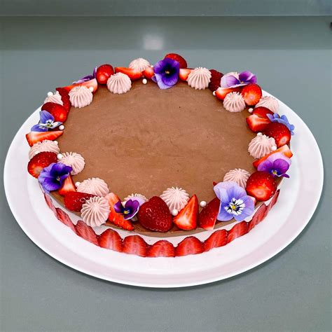 Ilustracija razkošne torte s cvetličnimi motivi in zlatimi detajli