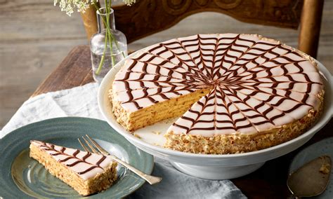Slika torte Esterhazy s prepoznavnim vzorcem na vrhu