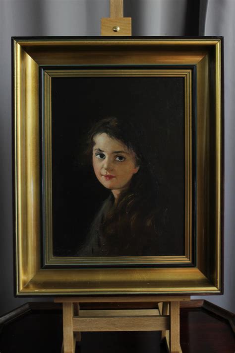 Portret mlade slaščičarke Kristine Turk z nasmehom in slaščičarsko opremo