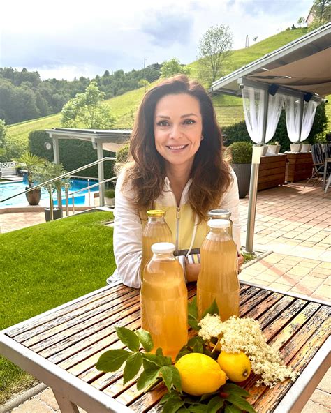 Infografika: Prerez limone s poudarkom na soku in lupini, in preprosta kemična struktura citronske kisline