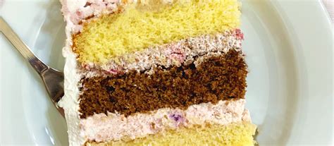 fotografija: biskvitna torta, okrašena s kremo, narejena z jedilnim škrobom