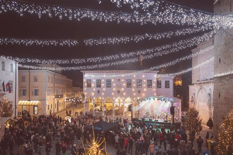 Tematska fotografija praznovanja novega leta z iskricami