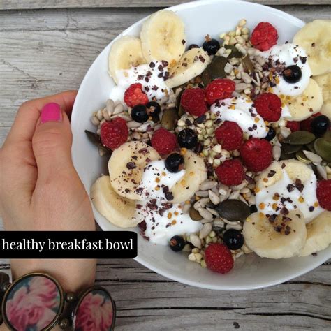 Fotografija grškega jogurta s svežim sadjem in oreščki.