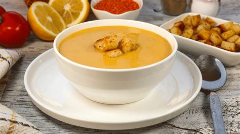 Tradicionalna turška juha Mercimek Çorbası v skledi