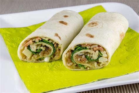Fotografija: tortilje z nadevom iz humusa, avokada in sušenih paradižnikov