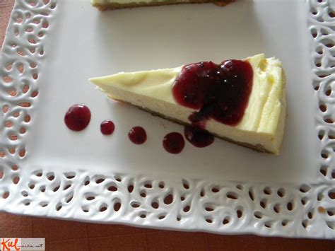 fotografija: klasični newyorški cheesecake s sadnim prelivom