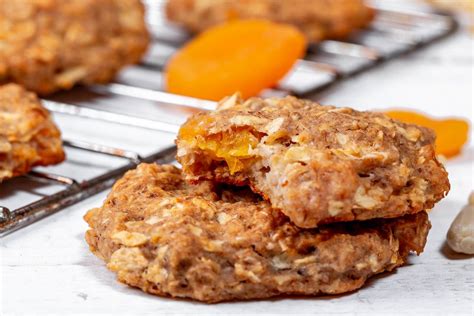 Nahaufnahme von golden gebackenen Haferflocken-Karotten-Parmesan-Patties auf einem Backblech