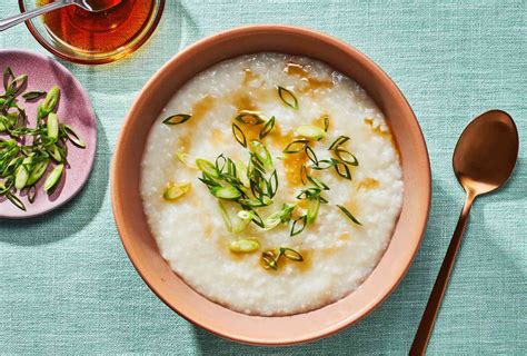 Ulična stojnica s kitajskim zajtrkom, vključno s congee in drugimi jedmi