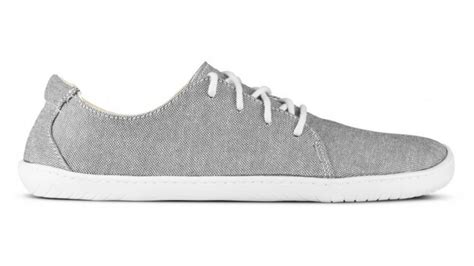 Ilustracija otroka v Aylla Nuna čevljih, ki uživa na prostem