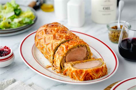 Svinjska pečenka Wellington, narejena s svinjsko ribico in gobovim nadevom