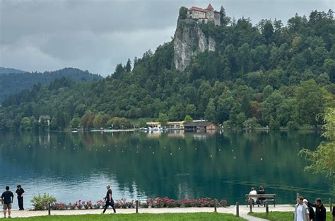 Tematska fotografija Blejskega jezera s kopalci v ozadju