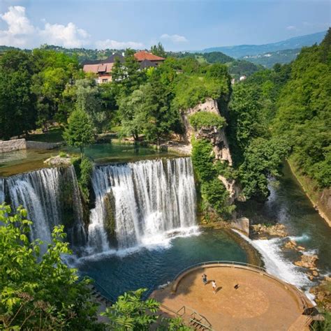 Panoramski pogled na mesto Jajce s slapom v ospredju