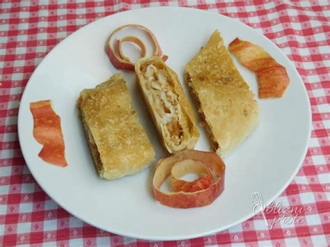 Priprava naribanih jabolk z začimbami za pito