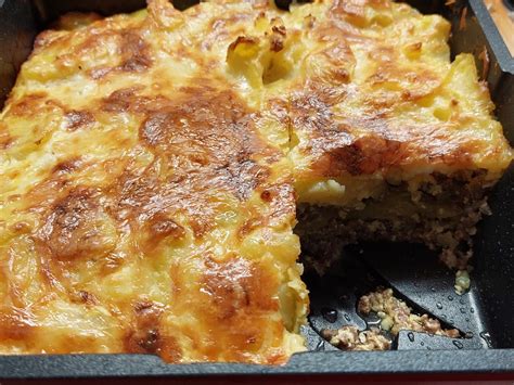 Pripravljena grška krompirjeva musaka v pekaču