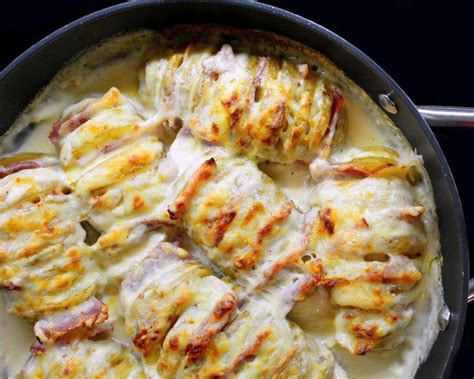 Zapečen krompir s šunko in sirom v bešamel omaki