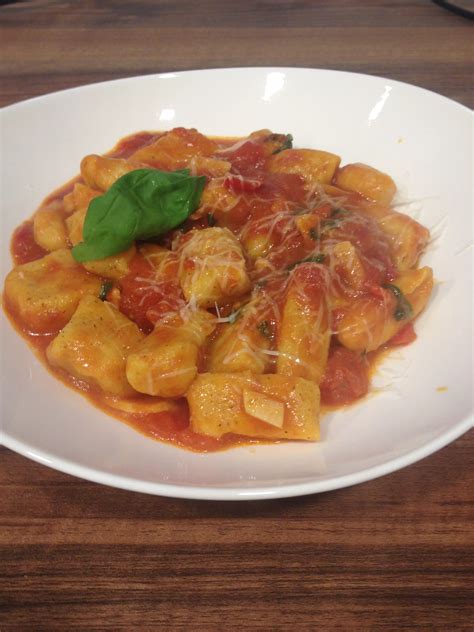 Domači njoki s paradižnikovo omako