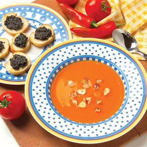 pikantna paradižnikova juha s pita kruhki in sladkim namazom