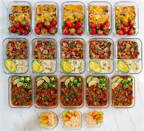 Organizirane in pripravljene sestavine za meal prep na kuhinjskem pultu