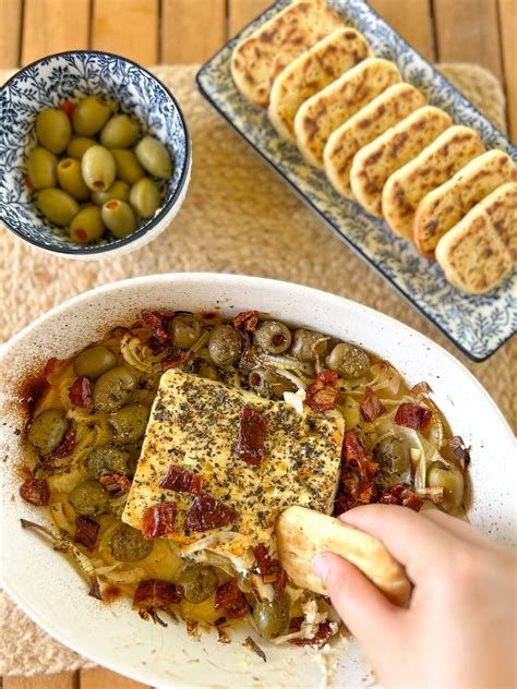 Infografika grških sestavin: olivno olje, feta sir, olive, paradižnik, kumare