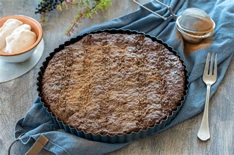 Fotografija sestavljene kakijeve torte z rožičem in več plastmi