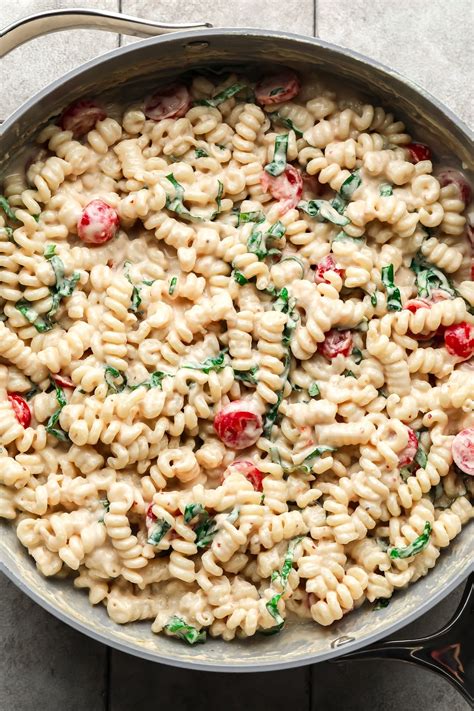 tahini pasta v skodelici z žlico