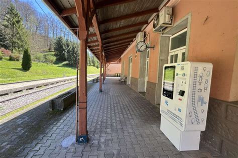 računalniški monitor s prikazom tirne situacije na železniški postaji