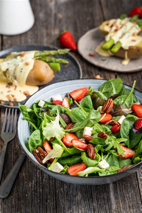 raznolike spomladanske solate z regratom in redkvicami