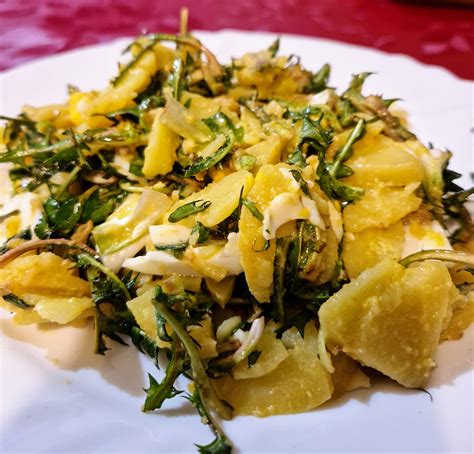 priprava solate z regratom, krompirjem in jajci