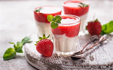 Pester izbor svežih sadnih sladic, kot so košarice z jagodami, jogurtovi kozarčki in limonina granita.