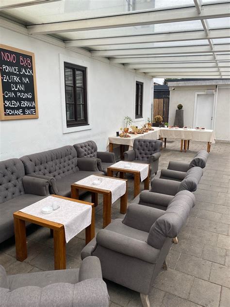 Sodoben ambient kavarne Čokoladnega ateljeja Dobnik z retro elementi