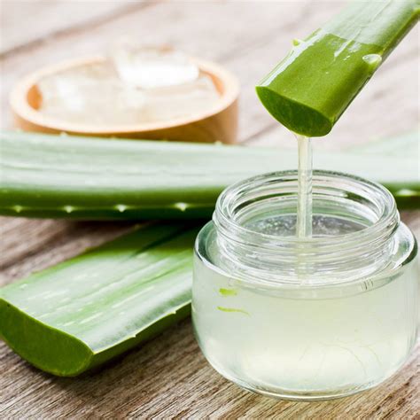 Fotografija lista aloe vere in gela na koži
