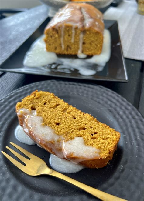 Shematski prikaz sestavin za biskvit: bučni pire, jajca, moka, začimbe.