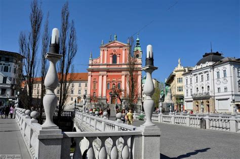 Fotografija Tromostovja in Ljubljanice s Plečnikovimi arhitekturnimi elementi