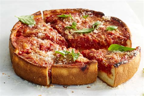 Kolaz fotografij različnih vrst pic iz sveta (napoletana, deep dish, new york style, havajska, pinsa)