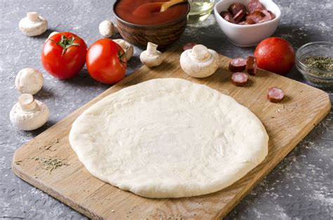 Infografika: Postopek zlaganja plasti testa za pizza roladu