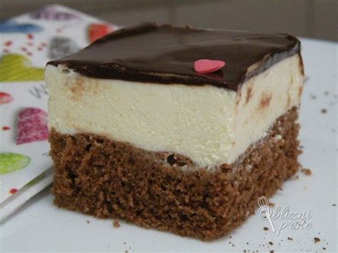 fotografija narezanega čokoladnega kolača z bogato kremo