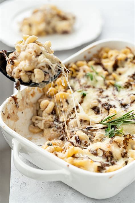 Pekač gratiniranih testenin z radičem in sirom