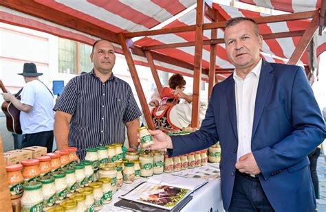 ilustracija mize, polne tradicionalnih jedi iz Varaždinske županije