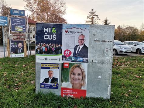 Fotografija županje Nuške Gajšek ob ustoličenju karnevalskega princa.