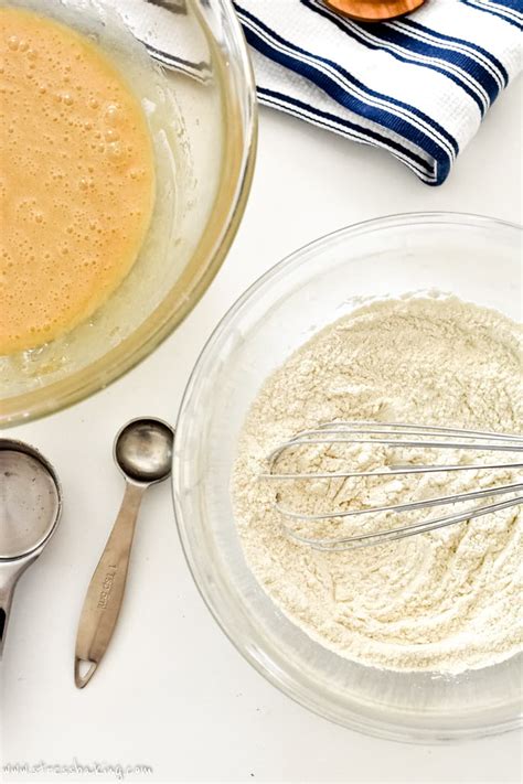 Detailed infografika showing the steps of mixing dry and wet ingredients for a LCHF cake.