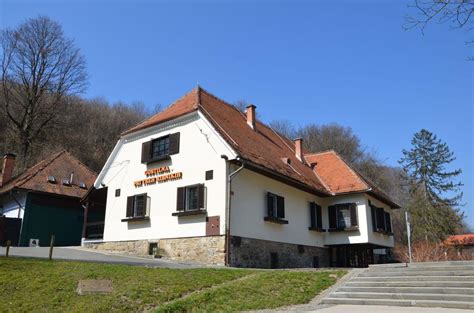 Zgodovinska fotografija Gostilne Pri treh ribnikih v Mariborskem mestnem parku