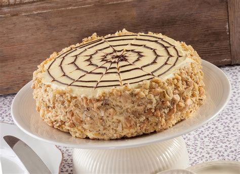 Neapeljska pastiera pred pečenjem z značilno mrežo testa na vrhu